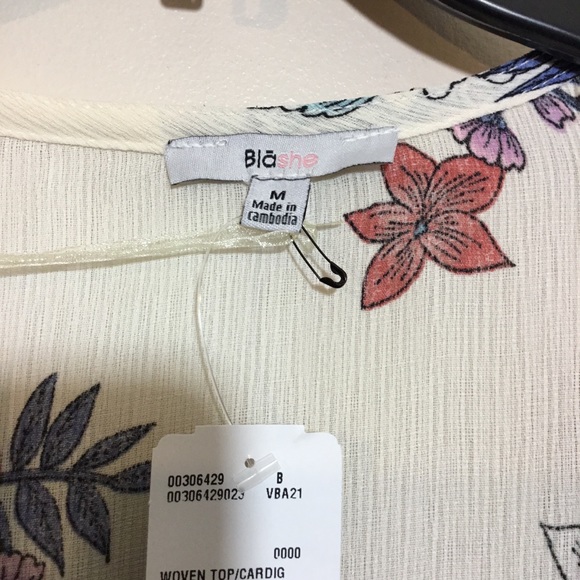 Short Sleeve Cardigan Size Medium - Picture 3 of 4